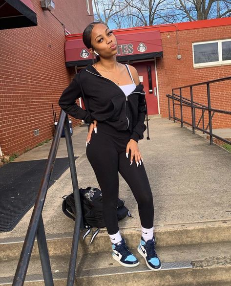 #prettyhairstyles #shoegame #blackgirlshairstyles #blackgirlmagic #baddieoutfits #baddiehairstyles #nailsofinstagram Outfits With Air Jordan 1 Women, Jordan Outfits Womens, Air Jordan 1 Women, Jordan 1 Outfit, Cute Outfits With Leggings, Look Legging, Jordan Outfits, Legging Outfits, Chill Outfits