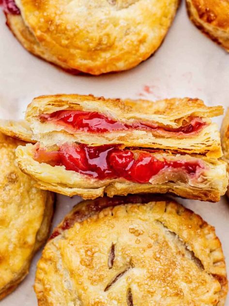 Baked Hand Pies Recipes, Hand Pie Crust Recipe, Pie Crust Recipe Butter, Savory Hand Pies Recipes, Fruit Hand Pies, Strawberry Hand Pies, Hand Pies Savory, Turnover Recipes, Buttery Pie Crust