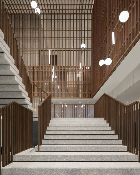 Dezeen on Instagram: “A dramatic staircase connects floors inside this Shanghai hotel, which @neriandhu has designed with calming, nature-inspired rooms. It…” Neri And Hu, Hotel Swimming Pool, Neri Hu, Guest Cabin, Floating Staircase, Lobby Design, Hotel Project, Architecture Studio, Grand Staircase