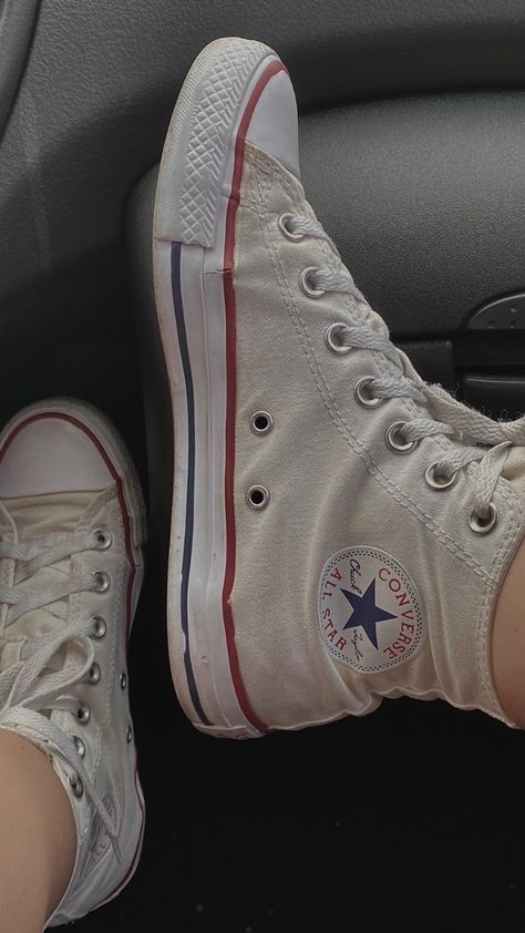 shoes white converse clean red details blue details White All Star Converse Outfit, White Converse Aesthetic, Grunge Shoes, Converse Aesthetic, Chuck Taylor Shoes, Red Converse, Outfits With Converse, White Converse, Girly Shoes