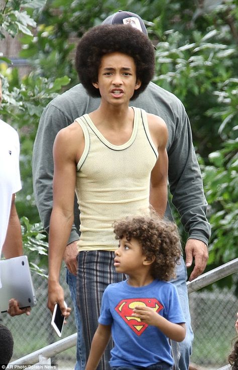 Can you dig it? The son of Will & Jada Pinkett Smith - who turns 17 next week - wore a bicep-baring mesh tank top, striped skinny trousers, and classic Converse Top Boy, Tank Top Outfit, Tank Top Outfits Men, Jaden Smith Muscles, Jaden Smith Dreadlocks, Syre Jaden Smith Aesthetic, Jaden Smith Syre Wallpaper, Will Smith And Jada Pinkett, Natural Dreadlocks