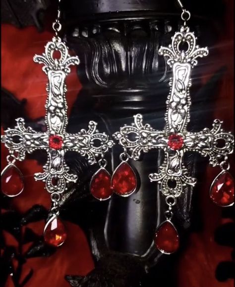 Vampire Aesthetic Jewelry, Vampire Jewelry Aesthetic, Vampire Aesthetic Clothes, Gothic Vampire Aesthetic Outfit, Goth Vampire Aesthetic, Vampire Aesthetic Outfit, Vampire Goth Fashion, Gothic Vampire Aesthetic, Vampire Vibes