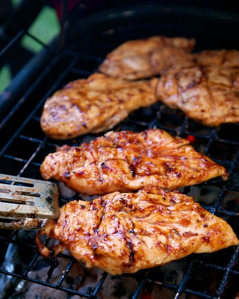 3-Ingredient Italian BBQ Chicken - THE BEST chicken marinade! We eat this at least once a week. SO delicious and SUPER easy!! You probably have all the ingredients in your pantry right now. Make it tonight!! Italian Bbq Chicken, Chicken With Bbq Sauce, Italian Bbq, Chicken Bbq Sauce, Best Chicken Marinade, Chicken Bbq, Bbq Chicken Recipes, Plain Chicken, Recetas Keto