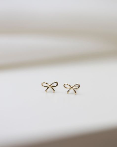 14K Bow Stud Earrings Everyday Earrings Simple Classy, Small Gold Earrings, Coquette Jewelry, Small Earrings Gold, Simple Studs, Neck Pieces Jewelry, Gold Earrings Models, Pretty Jewelry Necklaces, Cute Stud Earrings