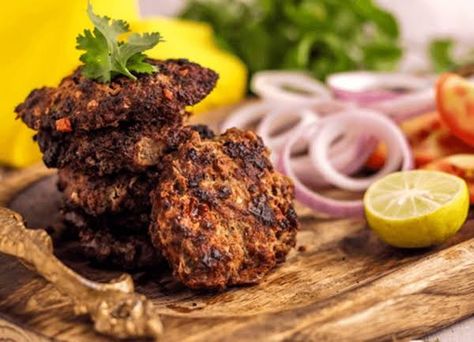 Chapli Kebab, Chapli Kabab, Meat Patties, Pakistan Food, Coriander Chutney, Kebab Recipe, Famous Food, Jeera Rice, Tamarind Chutney