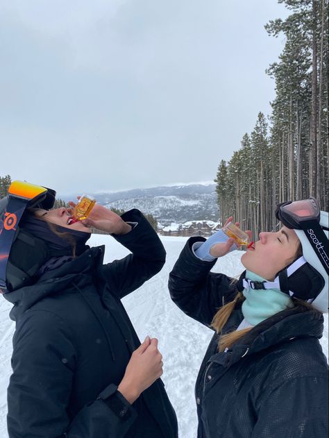 Apres skiing in Breckenridge Apres Ski Switzerland, Ski Trip Aesthetic Cabin, Friends Ski Trip, Group Ski Trip, Ski Trip Aesthetic Friends, Apres Ski Aesthetic Party, Travel Pictures Airport, Skiing Instagram Pictures, Girl Best Friends Aesthetic