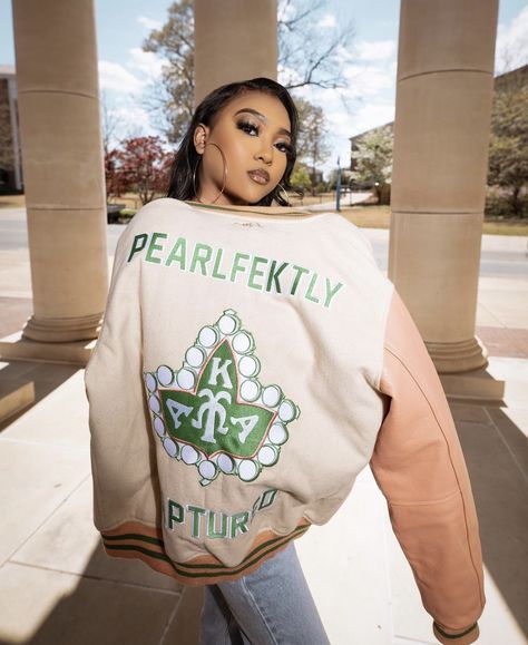 Black American Girl, Aka Paraphernalia, Alpha Kappa Alpha Sorority Paraphernalia, Aka Outfits, Graduation Pictures Poses, Alpha Woman, College Graduation Pictures Poses, Hoco Inspo, Skee Wee