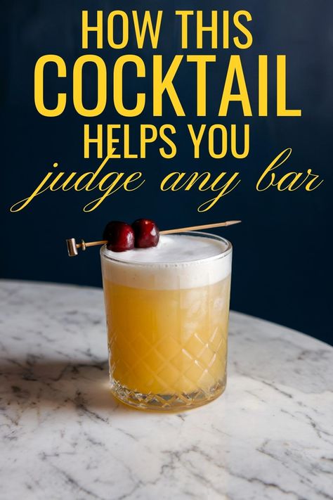 A classic whiskey sour cocktail served in a glass on a wooden bar counter, perfect for those wondering what to order at a bar to gauge its quality. Diy Cocktails, Classic Cocktail Recipes, Yummy Alcoholic Drinks, Whiskey Sour, Best Bars, How To Make Drinks, Classic Cocktail, Easy Cocktails, Cocktail Making