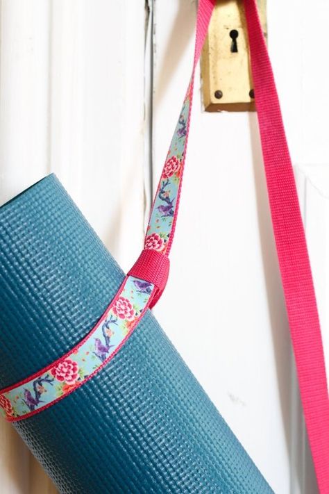 Homemade Holiday Gift Idea: Make A No-Sew Yoga Mat Strap — 2015 HOMEMADE HOLIDAY GIFT IDEA EXCHANGE: PROJECT #6 Diy Yoga Mat, Yoga Mat Holder, Diy Yoga, Homemade Holiday Gifts, Yoga Mat Strap, Yoga Mats Best, Yoga Iyengar, Yoga Mat Bag, Homemade Holiday