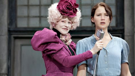 How to Dress As 'The Hunger Games' Effie Trinket For Halloween So the Odds Will Be Ever In Your Favor — PHOTOS Hunger Games First Movie, Hunger Games Costumes, Katniss Costume, Hunger Games Effie, Hunger Games Prequel, Series Journal, Plan Lector, But I'm A Cheerleader, Game Edit