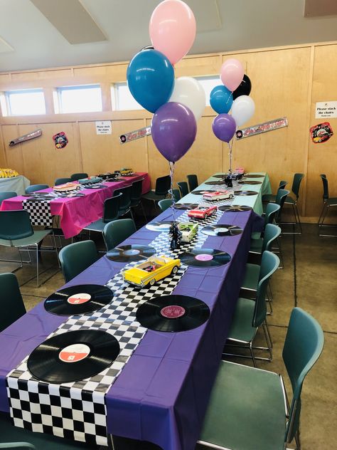 Retro Theme Table Decor, 50s Birthday Party Theme For Adults, 90's Decor, 50s Decorations, 50s Party Decorations, 90s Theme Party Decorations, Inspiring Room Decor, Venue Party, 50s Theme Parties