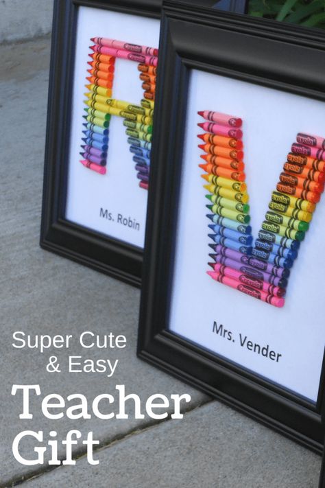 Homemade teacher gifts - How to make a crayon monogram Crayon Monogram, Gift Tutorial, Homemade Teacher Gifts, Easy Teacher Gifts, Appreciation Gifts Diy, Teacher Appreciation Gifts Diy, Cute Teacher Gifts, Teacher Craft, Teachers Diy