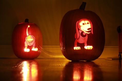 Slinky Dog from Toy Story Halloween Pumpkin (in the dark) Toy Story Pumpkin Carving, Buzz Lightyear Pumpkin, Toy Story Pumpkin, Halloween Pumkin Ideas, Pumkin Ideas, Disney Tree, Pumpkin Story, Toy Story Slinky, Pumpkin Idea