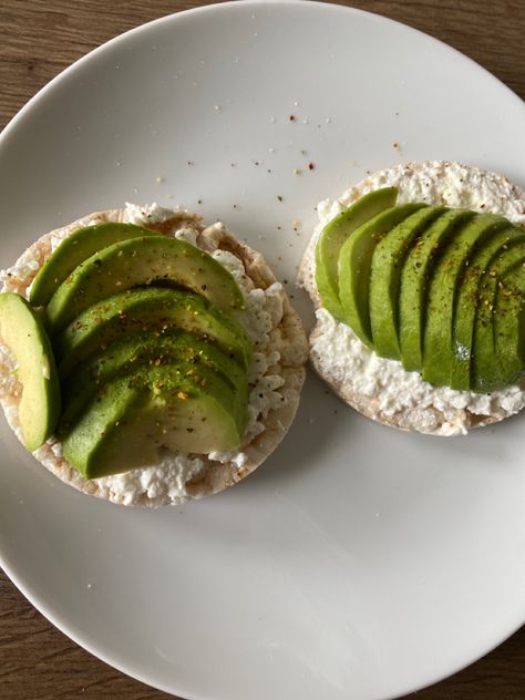 Rice Cake With Avocado, Avocado Rice, Avocado Recipes, Rice Cakes, Rice Recipes, Meal Ideas, Crackers, Healthy Food, Avocado