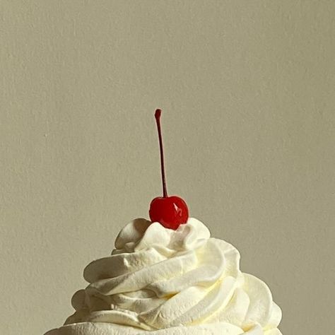 Ice Cream Sundae Aesthetic, Sundae Aesthetic, Chantilly Chocolate, Cream Chantilly, Peanut Ice Cream, Fancy Ice Cream, Spring Social, Fancy Ice, Ice Cream Photography