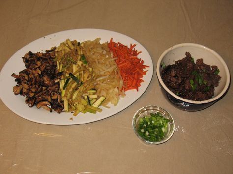 Stuff My Kids Will Eat (or sometimes not): Bee Bim Bop (Bibimbap) Bim Bop, Pepper Paste, Weekday Meals, Bean Paste, Stuffed Hot Peppers, Serving Dishes, Ground Beef, Asian Recipes, Diner