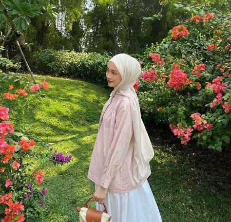 Soft Girl Aesthetic Outfit Hijab, Pastel Hijab Outfit, Hijab Aesthetic Outfit, Feminine Hijabi, Aesthetic Outfits Hijab, Soft Girl Aesthetic Outfit, Outfit Ideas Hijab, Aesthetic Hijab, Outfits Pastel