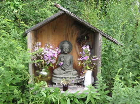 Beach House Garden, Bird Feeder Stands, Spirit House, Bird Feeder Craft, Sacred Garden, House Image, Japanese Shrine, Buddha Garden, Buddhist Shrine