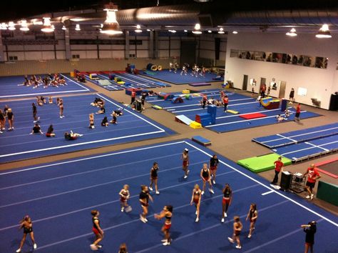 Cheer Gym Layout, Cheerleader Gym Workout, Cheer Gym Decor, Cheerleading Gym Design, Gymnastics Gym Layout, Woodlands Elite, Highschool Cheer Pyramids, Cheer Gym, Woodlands Elite Cheer