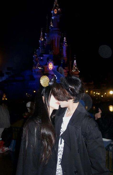 Disney Aesthetic Couple, Disneyland Date Aesthetic, Asian Couple Aesthetic, Disney Boyfriend, Disneyland Couples Pictures, Snap Couple, Disneyland Proposal, Disneyland Couple, Boy X Girl