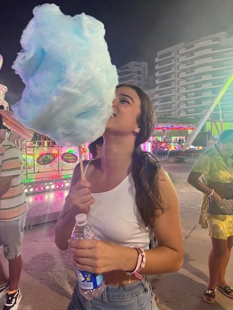 Eating Cotton Candy Pose, Fun Pictures Aesthetic, Carnival Aesthetic Pictures, Theme Park Aesthetic Friends, Lunapark Photoshoot, Outfit Parc Attraction, Amusement Park Pictures Ideas, State Fair Picture Ideas, Fairground Outfit Ideas