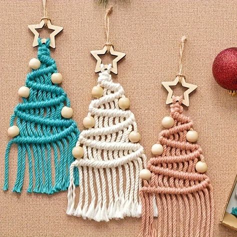 Trendy Holiday Decor, White Xmas Tree, Macrame Ornaments, Modern Holiday Decor, Macrame Christmas, Decor Minimal, Christmas Ornament Ideas, Christmas Homescreen, Hanging Christmas Tree