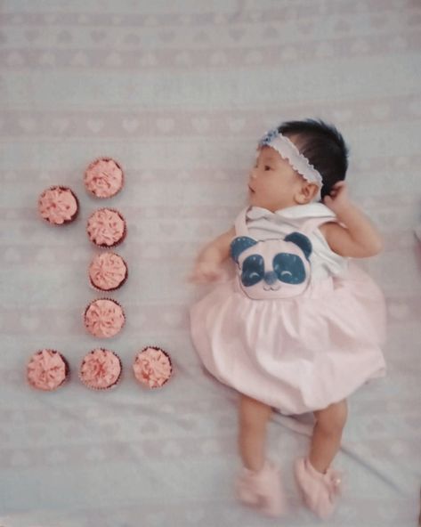 1month Birthday Cake, Baby 1month Photography, 1 Month Birthday Photo Ideas, Monthly Cakes For Baby Girl, Monthly Cakes For Baby Boy, One Month Cake Baby Girl, 1 Months Baby Photoshoot, 1 Month Cake Baby Girl, 1 Month Cake Ideas