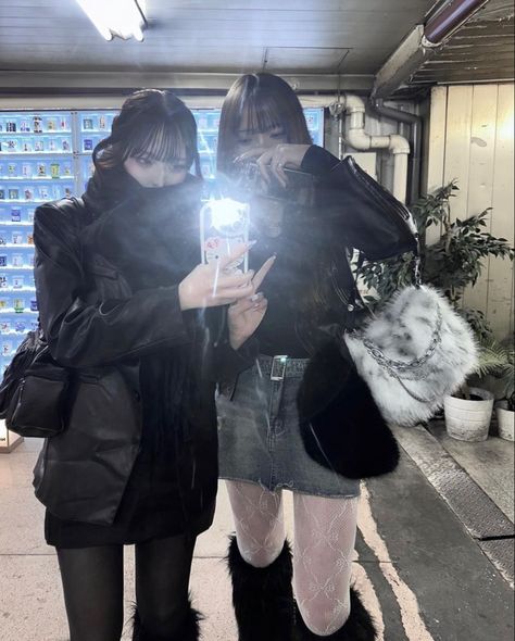 Korean Alt Fashion, Harajuku Style Black Platform Boots For Winter, Black Harajuku Style Platform Boots For Winter, Black Harajuku Style Winter Dress, Black Harajuku Style Winter Skirt, Fur Winter Outfits Y2k, ماثيو ماكونهي, Korean Winter Outfits, Korean Best Friends