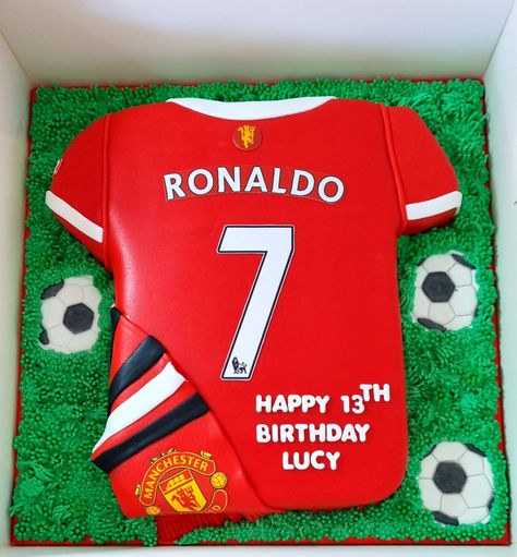 Soccer Ronaldo Cake, Portugal Soccer Cake, Football Cake Manchester United, Christiano Ronaldo Birthday Theme, Ronaldo Party Decorations, Ronaldo Cupcakes, Birthday Cake Manchester United, Football Cake Ronaldo, Christiano Ronaldo Cake