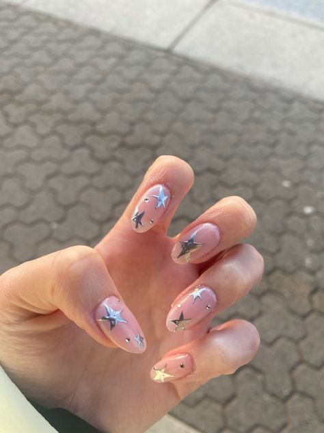 Acrylic nail design with silver stars and gems Oval Nails With Stars, Graduation Nails Aesthetic, Shiny Star Nails, Nails With Stars And Gems, Pop Star Nails, Silver Star Acrylic Nails, Pink Glitter Star Nails, Star Nails Multicolor, Plain Star Nails