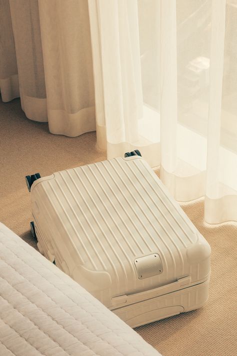 Rimowa Essential, Luxury Suitcase, Fashion Web Design, Mint Aesthetic, Future Aesthetic, Everyday Bag Essentials, Laptop Case Stickers, Stylish Luggage, Have A Nice Trip