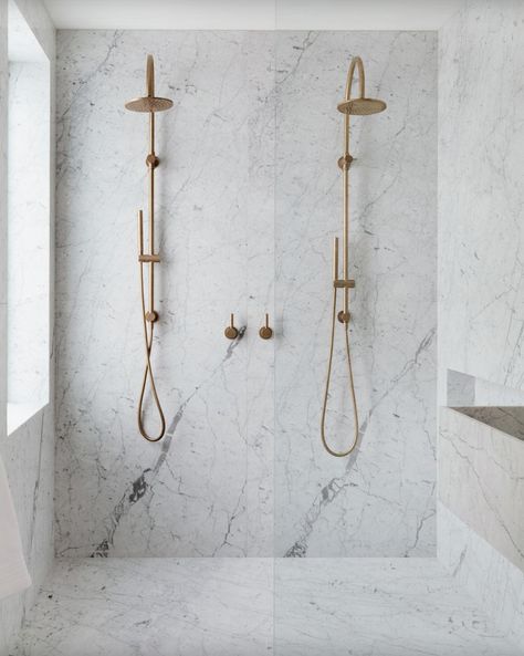 Marble And Brass Bathroom, Two Shower Heads, Bathroom With Marble, Drømme Bad, Top Bathroom Design, Marble Showers, Gold Fixtures, Bad Inspiration, Brass Bathroom