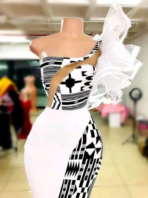 Chinkhoswe Outfits, Black And White Xhosa Traditional Dress, South African Traditional Dresses, African Bridal Dress, African Traditional Wear, African Traditional Wedding Dress, Evening Dresses Uk, Traditional Dresses Designs, African Inspired Clothing