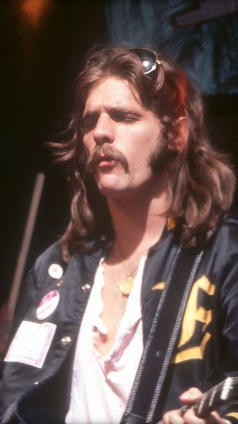 Glenn Frey 1970s, Eagles Aesthetic Band, Glen Frey Eagles, 70s Guitarists, Glen Frey, Sargent Peppers Lonely Hearts Club Band, Dave Mustaine 80s Gif, Eagles Music, 70s Inspired Outfits