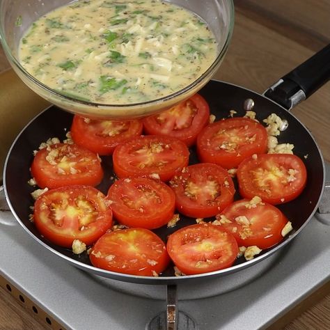 YumMakers - If you have tomatoes and eggs in your house, make this recipe that everyone will love! Tomato And Eggs Breakfast, Egg And Tomato Breakfast, Tomato Egg Recipe, Tomatoes And Eggs, Divine Recipes, Eggs With Tomatoes, Tomato Breakfast, Scottish Breakfast, Egg Skillet