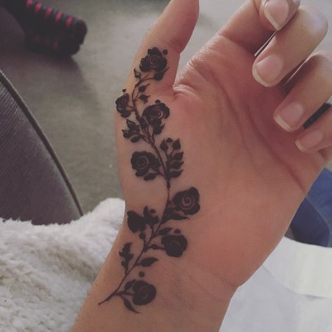 Rose vine henna // mehndi tattoo @hennabydeej Aesthetic Mehndi Tattoos, Rose Henna Design Simple, Vines Henna Designs, Henna Plant Designs, Aesthetic Henna Designs Front Hand, Finger Mehndi Tattoo, Leaf Henna Design, Roses Henna Design, Henna Rose Designs