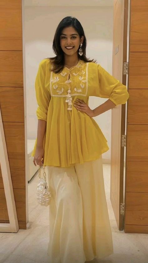 Short Kurti And Pants, Alia Cut, Haldi Outfits, Choli Blouse, Short Kurta, Shirt Folding, Designer Kurti Patterns, Anarkali Kurti, Indian Party