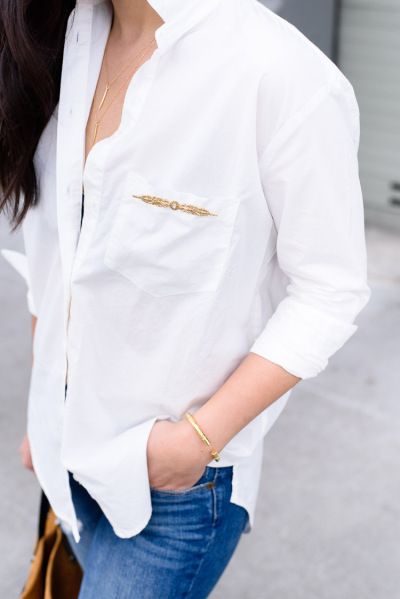 How to Wear a Brooch: 14 Ways to Make It Look Cool | StyleCaster: love this for spring and adding a little something to the layered necklace look. Antique Brooches, Fall Shopping, Inspiration Mode, Look Cool, Vintage Brooches, Look Fashion, White Shirt, Trending Accessories, Chic Style