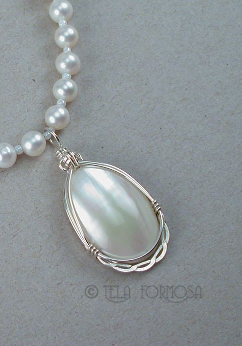 Mabe pearl in sterling silver wire wrapped by Tela Formosa. Wrapping Stones, Wire Wrapped Pearl, Diy Pearl Necklace, Wire Pendants, Single Pearl Necklace, Wrapping Jewelry, Wire Earring, Wire Jewellery, Single Pearl