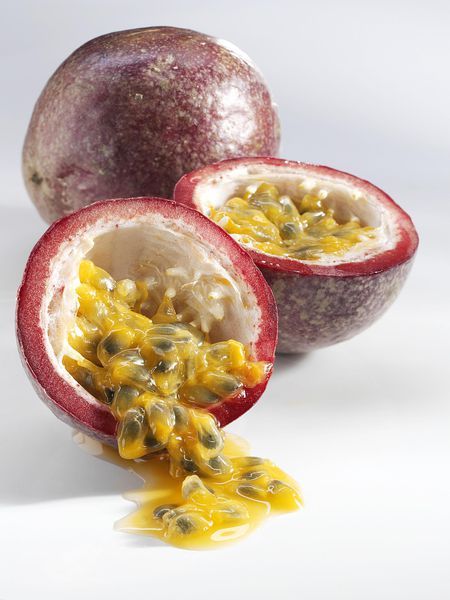 English Baking, Passion Fruit Plant, Passionfruit Recipes, Passion Fruit Syrup, Liqueurs Recipes, Candy Truffles, Fruit Filling, Truffle Recipe, Fruit Photography