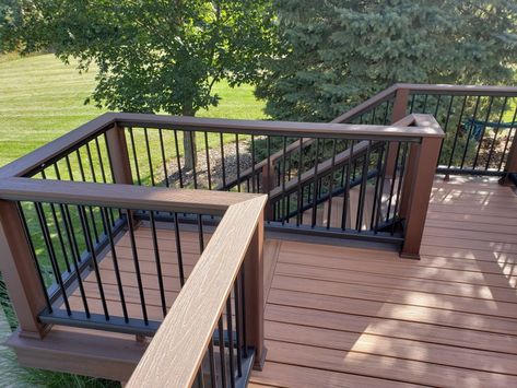 Black Deck Railing Color Combos, Cottage Balcony, Balustrade Ideas, Cottage Deck, Porch Railing Designs, Deck Railing Design, Covered Patio Design, Screened Porch Designs, Porch Remodel