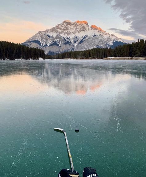 Ultimate hockey lake Hockey Senior Pictures, Hockey Goals, Hockey Arena, Canada Hockey, Hockey Pictures, Hockey Season, Hockey Girl, Ice Hockey Players, Photo Wall Gallery