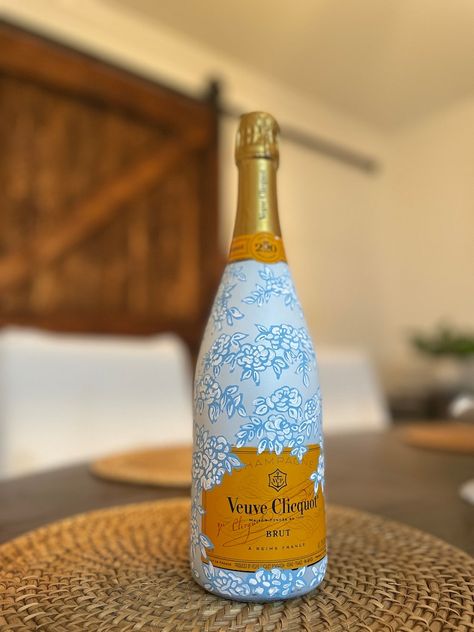 Custom Painted Bottle - Etsy Bachelorette Painted Champagne Bottle, Painted Prosecco Bottle, Painted Champagne Bottle Wedding, Champagne Bottle Painting, Biznis Ideje, Painted Champagne Bottle, Custom Champagne Bottle, Birthday Bottle, Hamper Ideas