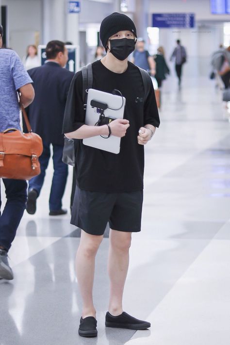 Stray Kids, BangChan Bangchan Airport, Distressed Outfit, Stray Kids Outfits, Bangchan Straykids, Christopher Bang, Stray Kids Chan, Stray Kids Seungmin, Men Fashion Casual Outfits, All Black Outfit