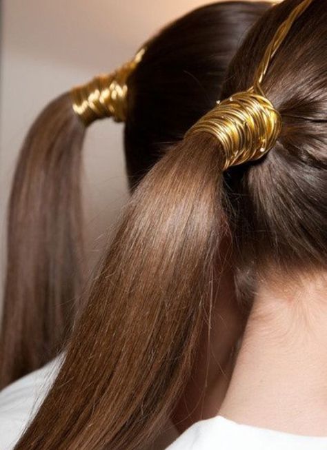 Gold wire ponytail Runway Hair, A Ponytail, Ombré Hair, Hair Adornments, Penteado Cabelo Curto, Good Hair Day, Hair Today, Hair Dos, Gorgeous Hair