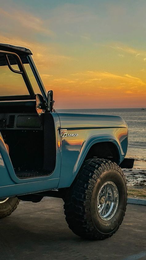 Classic Bronco Aesthetic, Ford Bronco Aesthetic Wallpaper, Bronco Wallpaper Iphone, Bronco Ford Aesthetic, Old Bronco Ford, Ford Bronco Wallpaper, Ford Bronco Old, Bronco Wallpaper, Beach Bronco