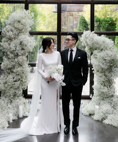 A minimalist wedding in New York City featuring a botanical and modern industrial venue. The ceremony was framed by a cloud of babies breath while the reception table decor featured colorful and modern sculptural floral arrangements of roses and anthurium. We absolutely love the bride's chic crepe dress and overall modern bridal style. #minimalistwedding #newyorkwedding #babiesbreath #modernweddingideas #minimalweddingdecor #gws #greenweddingshoes Gypsophila Wedding, New York Bride, Minimalist Wedding Decor, Modern Minimalist Wedding, Baby S Breath, Ceremony Arch, Mod Wedding, Modern Bridal, Green Wedding Shoes