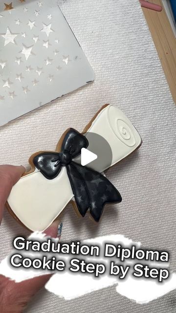 🌸 Lisa 🌻 on Instagram: "Decorate a Graduation 🧑‍🎓diploma with me!  If you have any questions, please don’t hesitate to ask!  #Graduation2024 #graduation #graduationcookies #graduationparty #graduationpartyideas #satisfying #satisfyingvideos #sugarcookies #decoratedcookies #decoratedsugarcookies #sugarcookiedecorating #diploma #diplomacookie #royalicingcookies #royalicing #lisascustomcookiecreations #baking #cookies" Graduation Scroll Cookies, Graduation Cookie Ideas High School, Diploma Cookies Decorated, Diploma Sugar Cookies, Graduation Sugar Cookies 2024, Graduation Cookies 2024, Diploma Cookies, Graduation Sugar Cookies, Royal Cookies