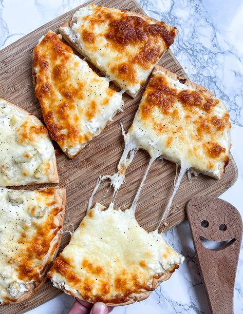 Ricotta Pizza | White Pizza with Ricotta Pizza With Ricotta, Gourmet Pizza Recipes, Flatbread Sandwiches, Ricotta Pizza, White Pizza Recipes, Meat Pizza, Parmesan Meatballs, Cheese Flatbread, Naan Pizza