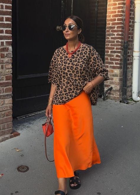 Orange Midi Skirt Outfits, Orange Skirt Outfit Ideas, Orange Shirt Outfit, Orange Skirt Outfit, Moda Safari, Chubby Girl Fashion, Orange Midi Skirt, 2025 Goals, Leopard Print Outfits